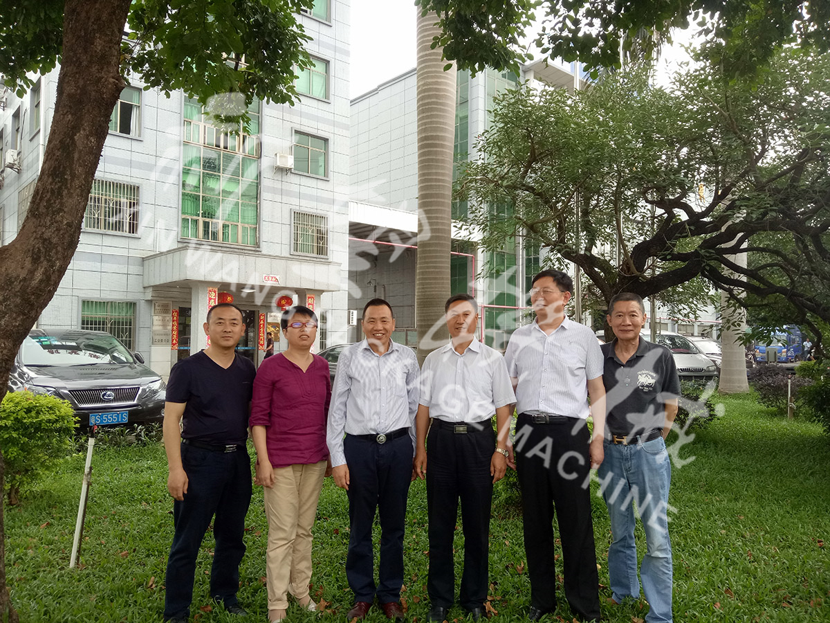 總裝備部劉思剛少將、新華社李建琦博士一行蒞臨新望公司考察指導(dǎo)