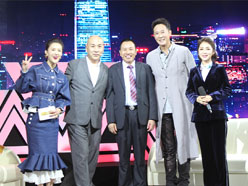新望董事長(zhǎng)羅永輝與著名歌星劉尊老師、汪正正老師、郭津彤老師、主持人雅琪在北京電視臺(tái)錄制節(jié)目現(xiàn)場(chǎng)親切合影
